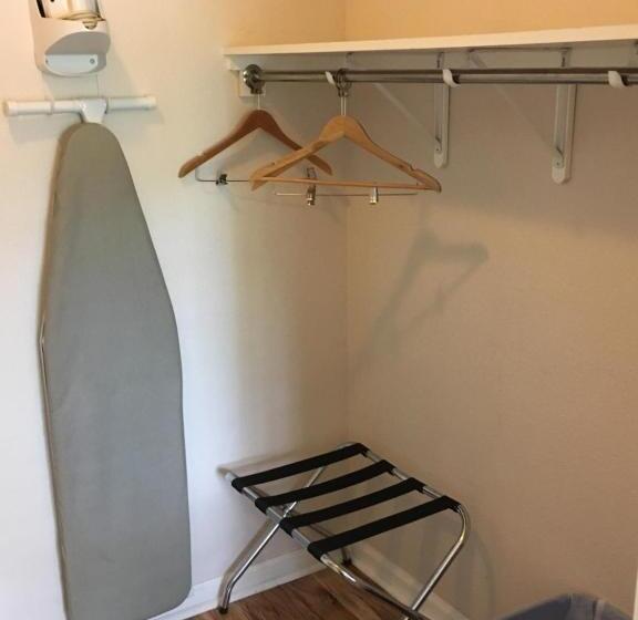 스탠다드 스튜디오, Clear Lake Cottages & Marina