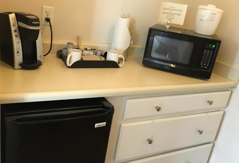 스탠다드 스튜디오, Clear Lake Cottages & Marina