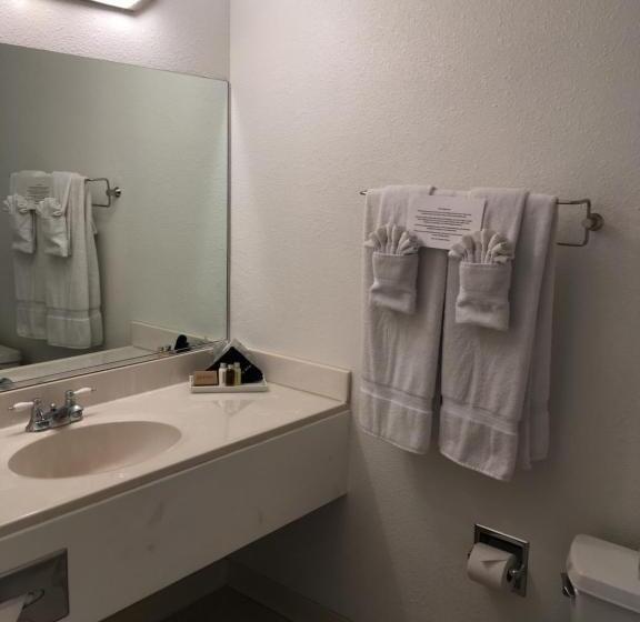 스탠다드 스튜디오, Clear Lake Cottages & Marina