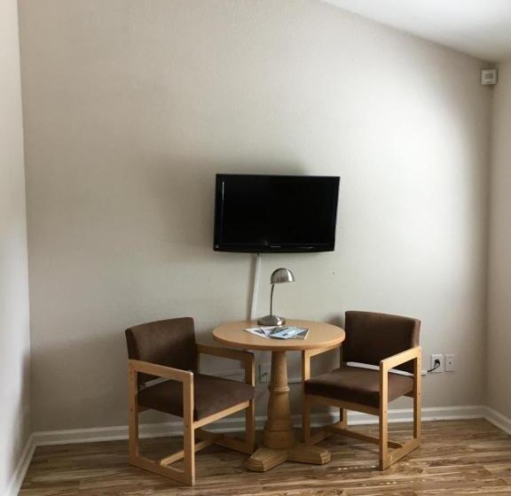 스탠다드 스튜디오, Clear Lake Cottages & Marina