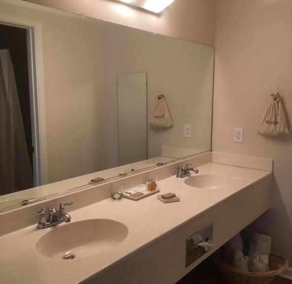 Студия Deluxe, Clear Lake Cottages & Marina