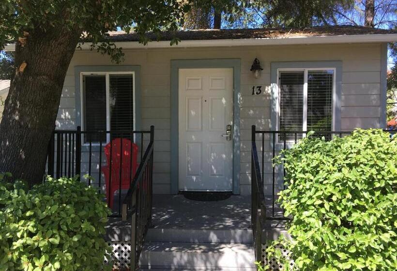 스탠다드 스튜디오, Clear Lake Cottages & Marina