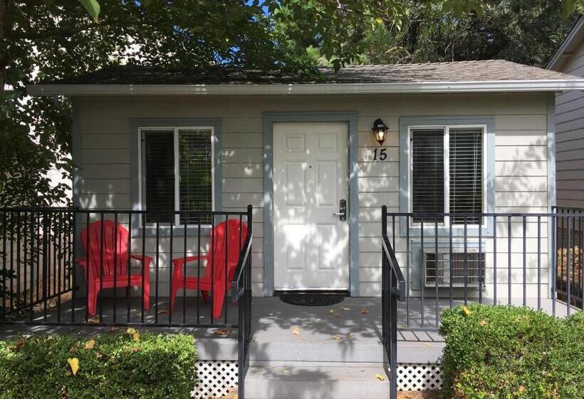 스탠다드 스튜디오, Clear Lake Cottages & Marina