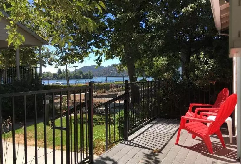 スタンダードスタジオ, Clear Lake Cottages & Marina