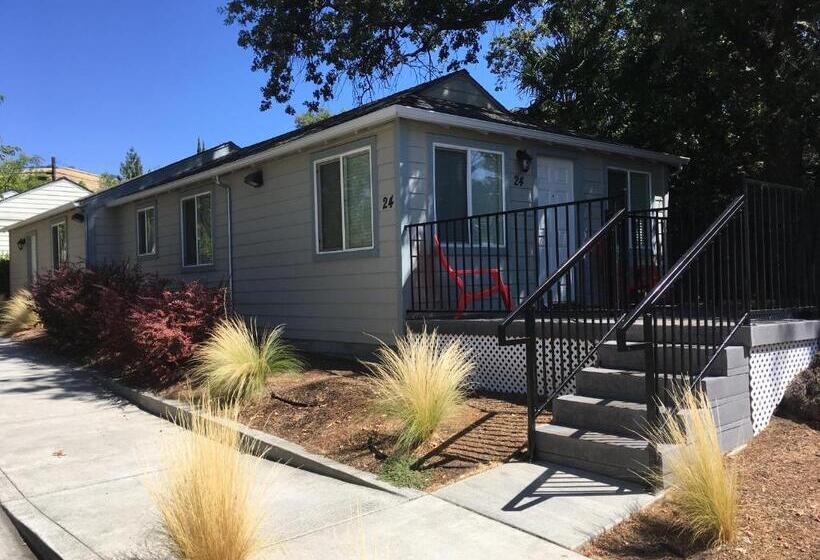 디럭스 스튜디오, Clear Lake Cottages & Marina