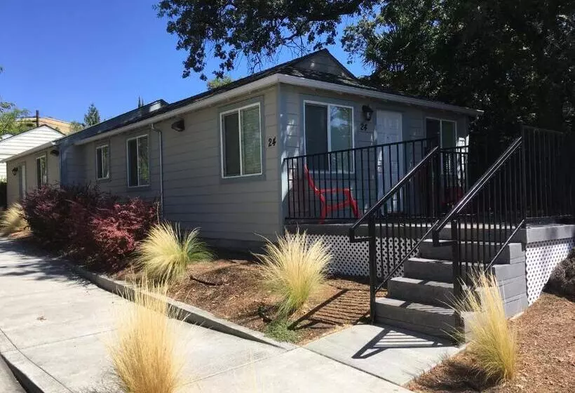 デラックススタジオ, Clear Lake Cottages & Marina