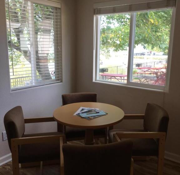 디럭스 스튜디오, Clear Lake Cottages & Marina