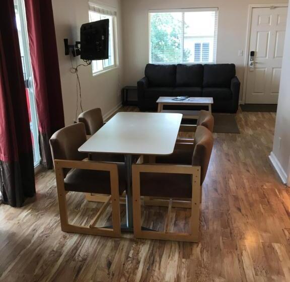 디럭스 스위트, Clear Lake Cottages & Marina