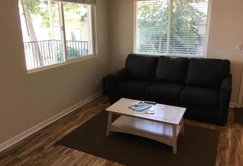 디럭스 스위트, Clear Lake Cottages & Marina