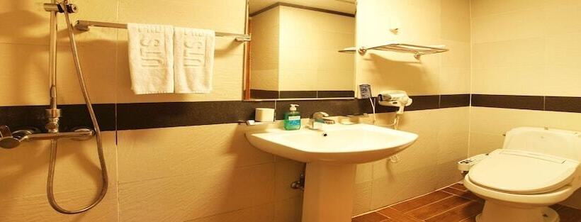 חדר משפחתי, Aewol Parkhill Village