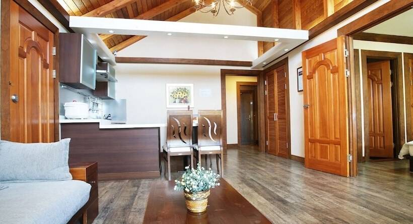 חדר משפחתי, Aewol Parkhill Village