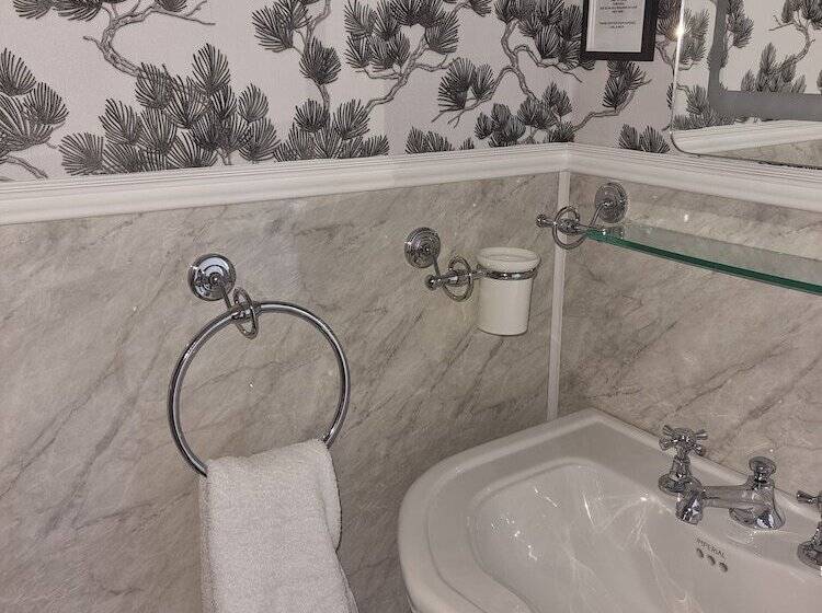 Номер Стандарт, Mostyn House