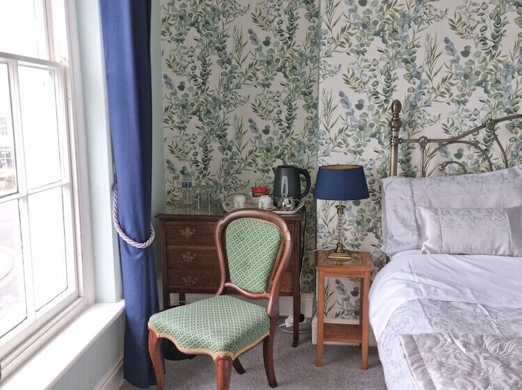 Номер Стандарт, Mostyn House