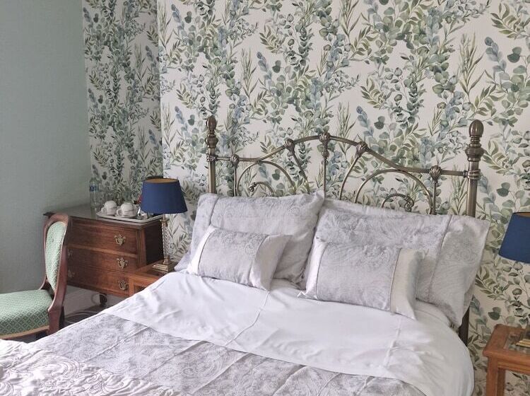 Номер Стандарт, Mostyn House