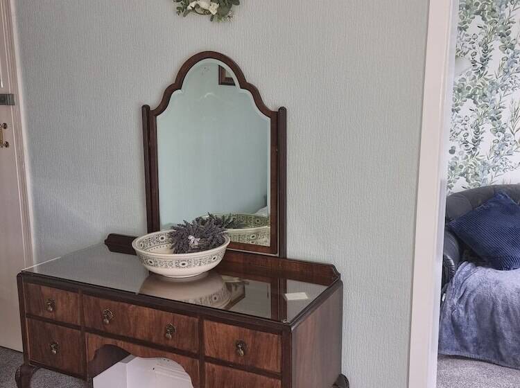 Номер Стандарт, Mostyn House