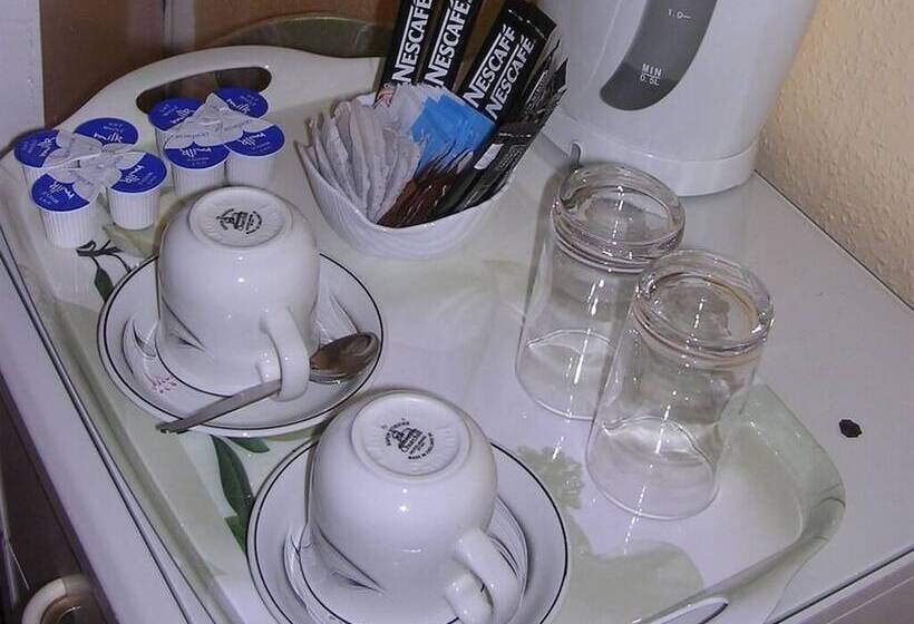 Номер Стандарт, Mostyn House