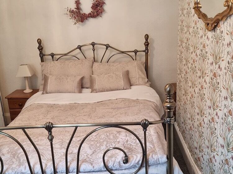 Номер Стандарт, Mostyn House