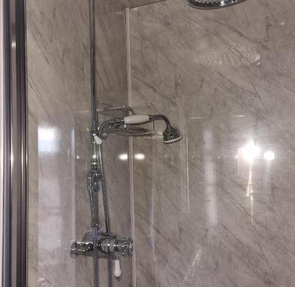 Номер Стандарт, Mostyn House