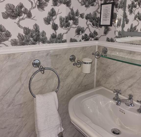 Номер Стандарт, Mostyn House