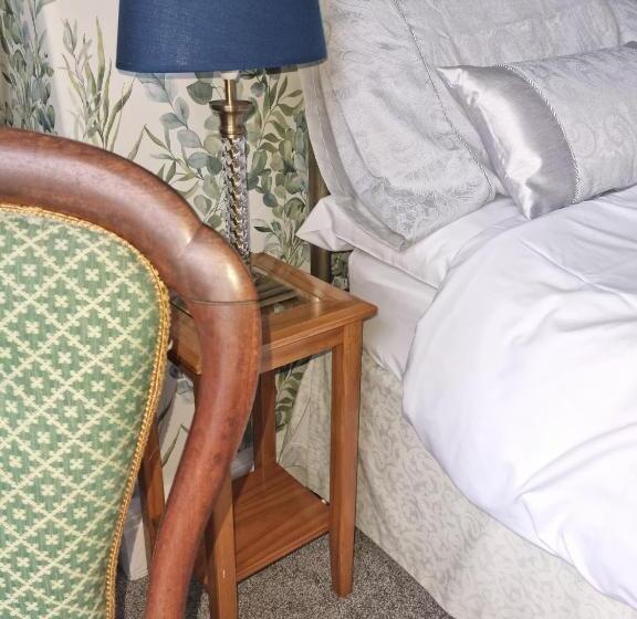 Номер Стандарт, Mostyn House