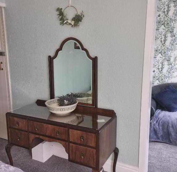 Номер Стандарт, Mostyn House