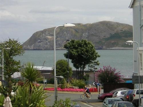 Номер Стандарт, Mostyn House