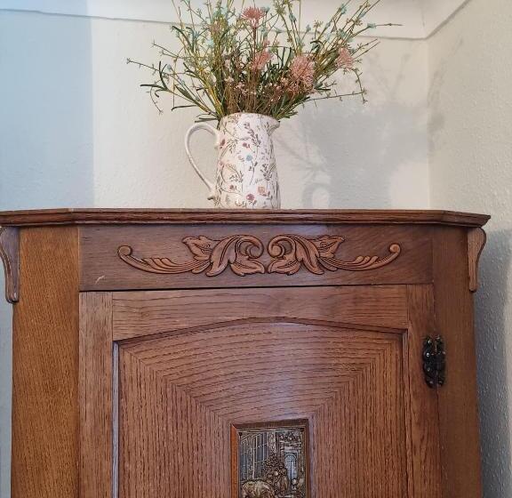 Номер Стандарт, Mostyn House