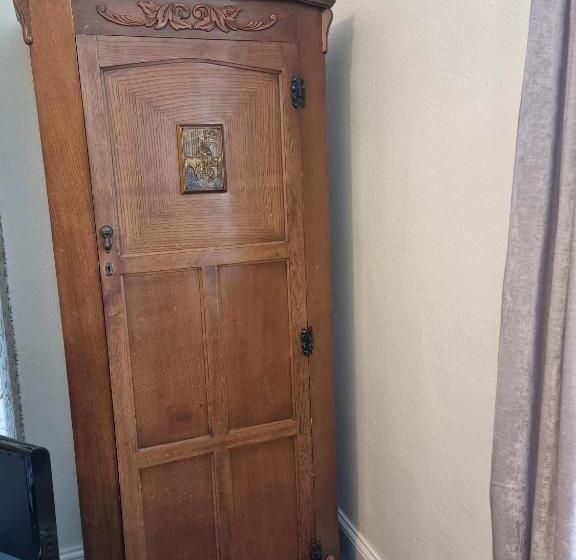 Номер Стандарт, Mostyn House