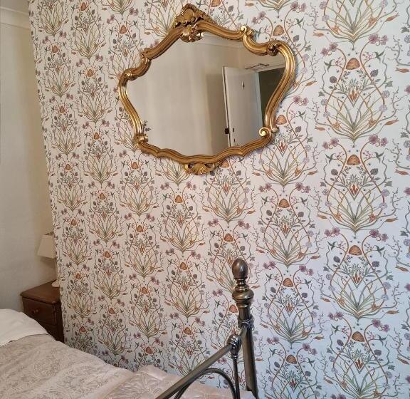 Номер Стандарт, Mostyn House