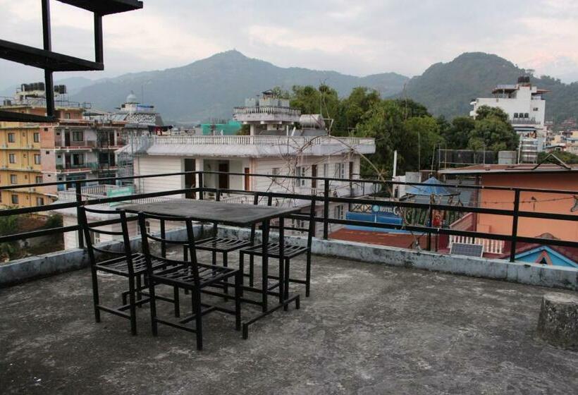 חדר משפחתי, Snow Leopard