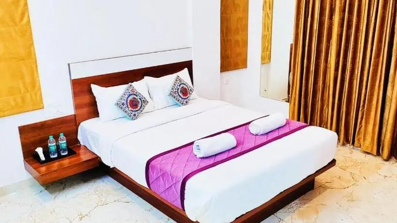 キングサイズベッドのデラックスルーム, Keerthis Royal Suites Kempegowda International Airport