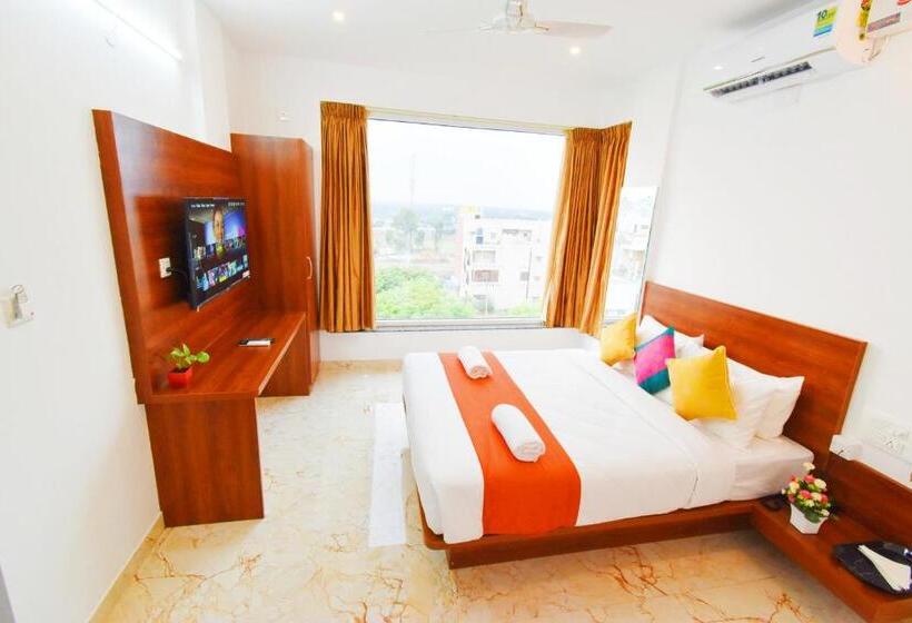 キングサイズベッドのデラックスルーム, Keerthis Royal Suites Kempegowda International Airport