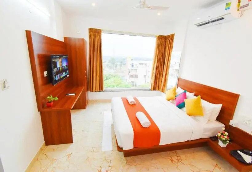 キングサイズベッドのデラックスルーム, Keerthis Royal Suites Kempegowda International Airport