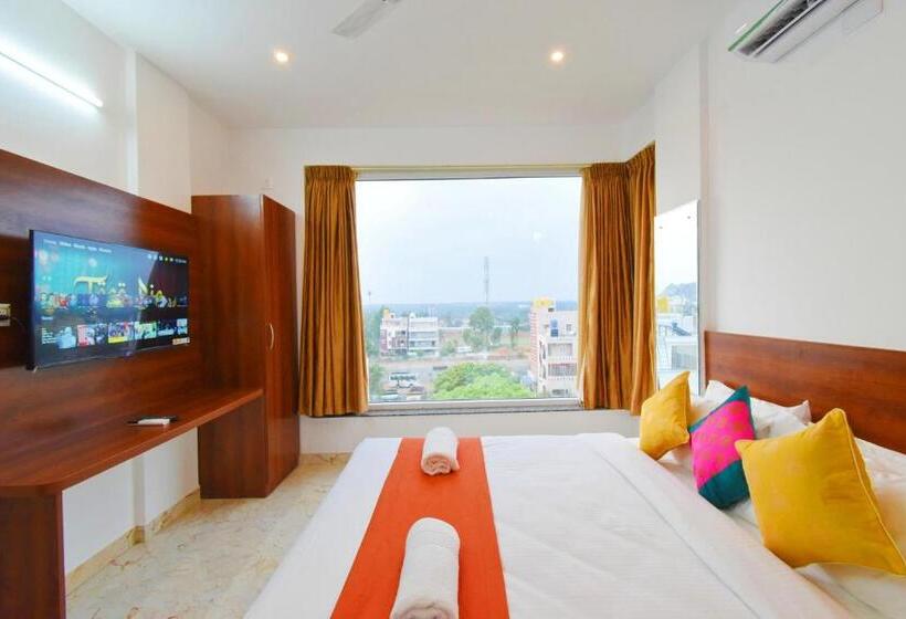 キングサイズベッドのデラックスルーム, Keerthis Royal Suites Kempegowda International Airport