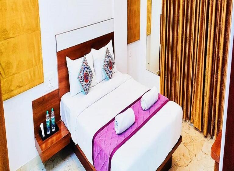 带大床的豪华间, Keerthis Royal Suites Kempegowda International Airport