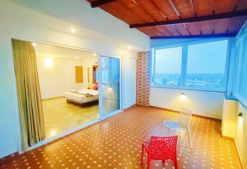 Полулюкс, Keerthis Royal Suites Kempegowda International Airport