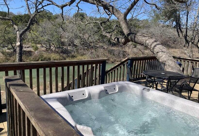 标准间, Bandera Stronghold  Red Cloud Cabin