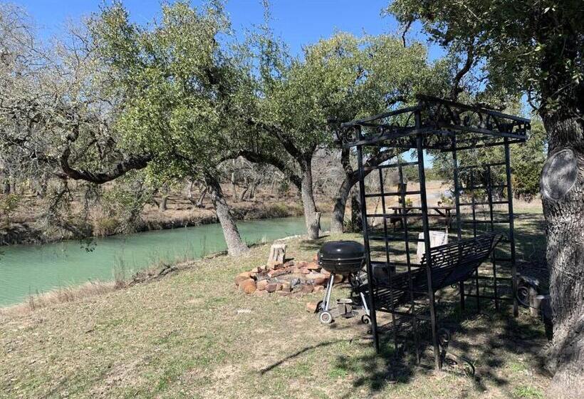 标准间, Bandera Stronghold  Red Cloud Cabin
