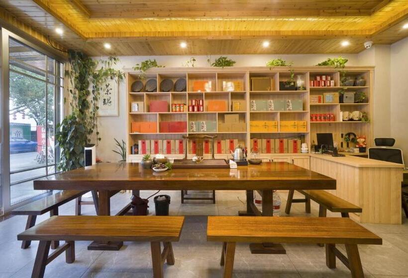 Номер Стандарт с Балконом, Qianxun Tea House & Homestay