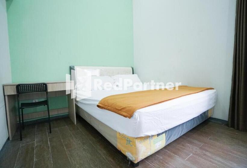 Quarto Estandar, Toba Mansion Syariah Near Benhil Redpartner