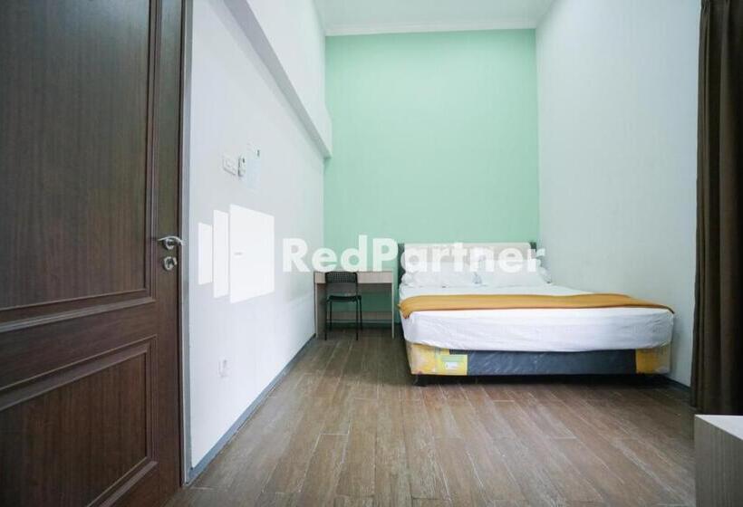 Quarto Estandar, Toba Mansion Syariah Near Benhil Redpartner
