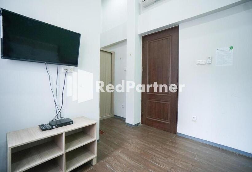 Quarto Estandar, Toba Mansion Syariah Near Benhil Redpartner