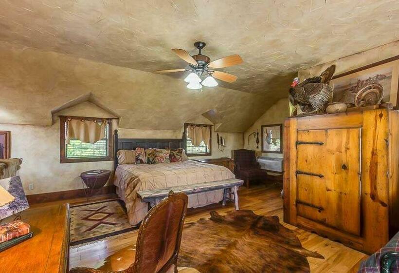 Номер Стандарт, Last Outpost Bandera Ranch House