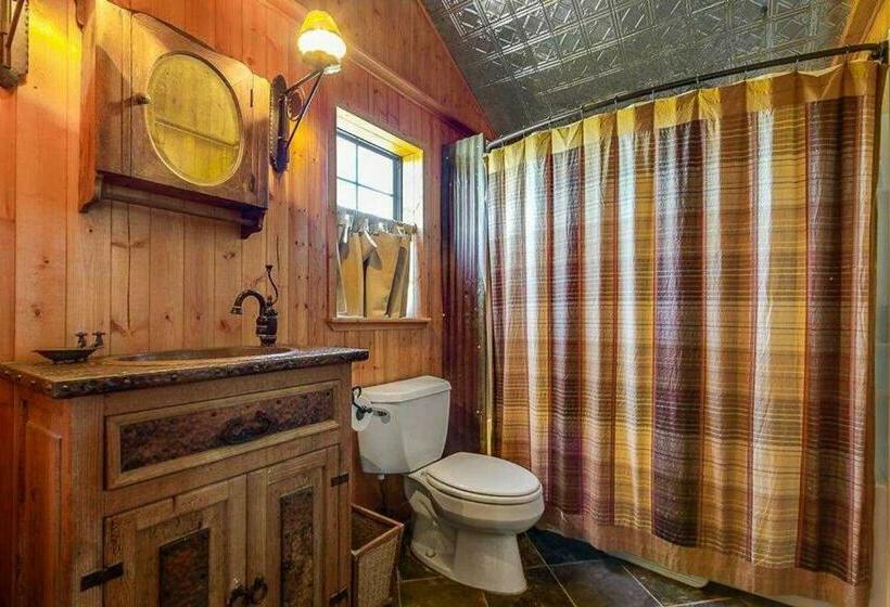 Номер Стандарт, Last Outpost Bandera Ranch House