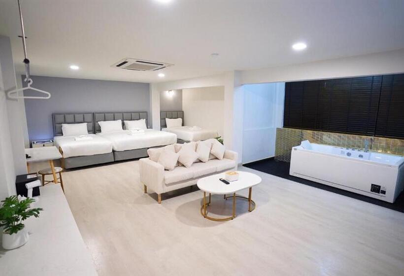 패밀리 주니어 스위트, The Space Hotel Lampang