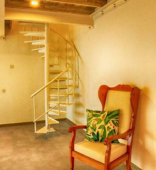 חדר משפחתי, Aj Villa