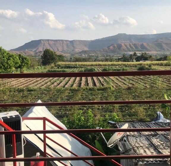 غرفة قياسية مزوَّدة بشُرفة, Ingawale Farmhouse