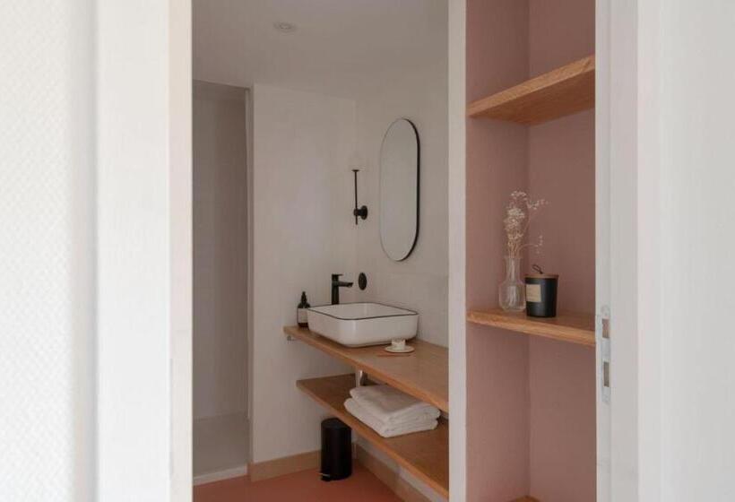 جناح جونيور مطل على الحديقة, Hôtel Le Prieuré