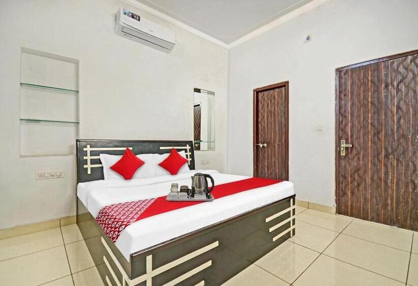 Habitació Triple Clàssica, Flagship Hotel 4 Seasons