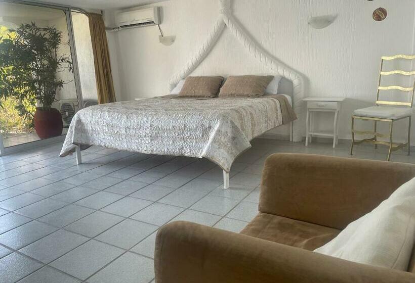 Suite with lake view, Marina Palace Teques